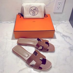 HERMES | Oran Sandal in Gold Piqueres Ecrues | Size 40